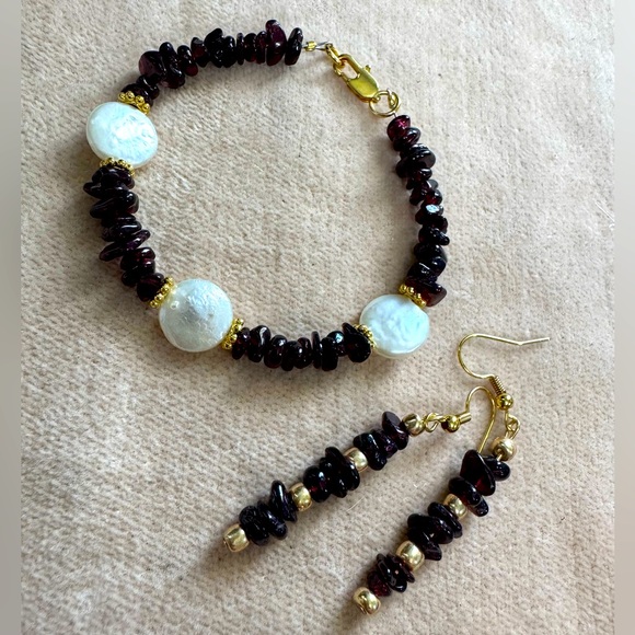 Elegant Garnet and Pearl Jewelry Set - Picture 1 of 7